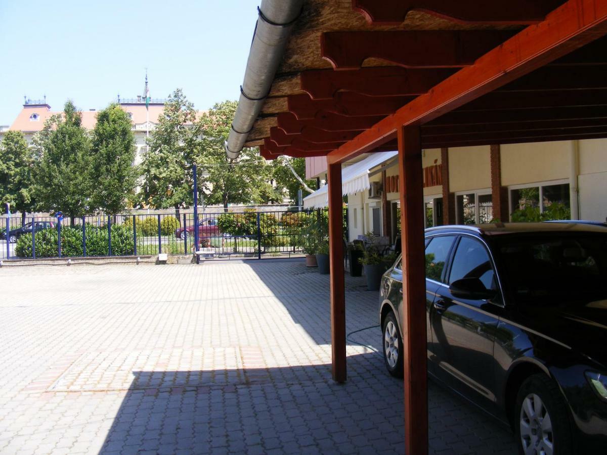 Hotel Pelikan Hodmezovasarhely Exterior photo